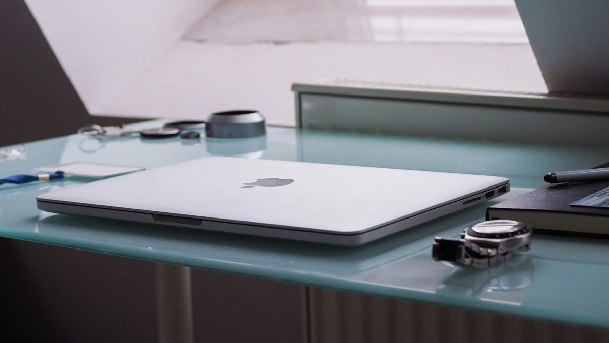 Macbook pro op tafel met accessoires