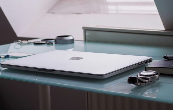 Macbook pro op tafel met accessoires