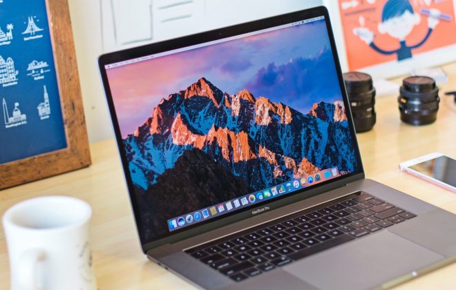 Apple laptop op bureau