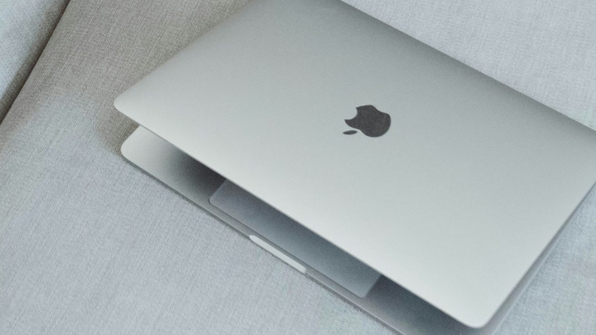 MacBook Air zilver op de bank