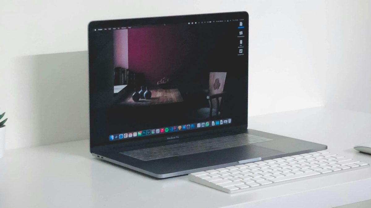Apple laptop op witte tafel