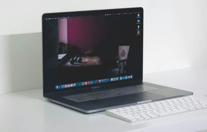 Apple laptop op witte tafel